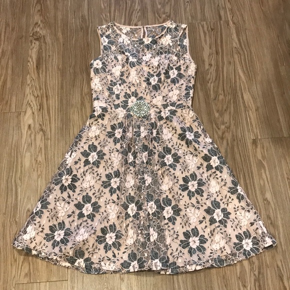 Adrianna Papell Dresses & Skirts - Adrianna Papell Lovely size 4 sleeveless pink